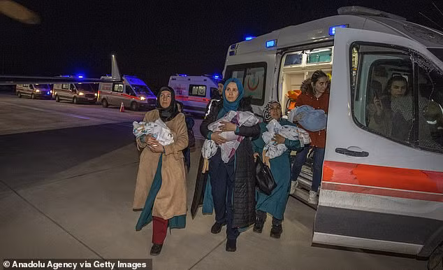 Xe cấp cứu túc trực tại sân bay để đưa các em bé đến thẳng bệnh viện. Xe cấp cứu túc trực tại sân bay để đưa các em bé đến thẳng bệnh viện.