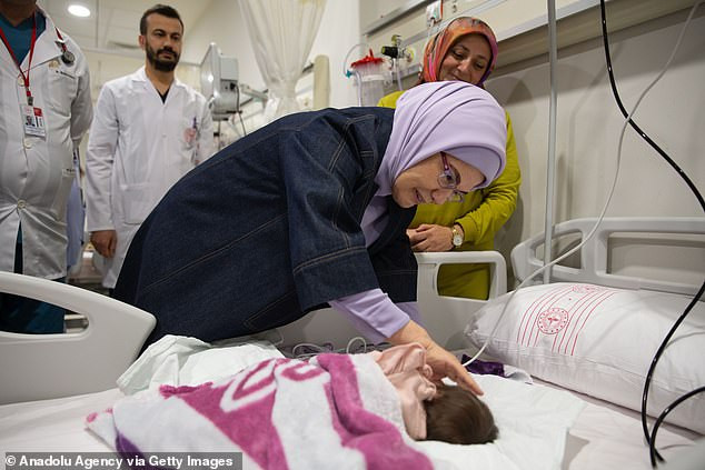 Phu nhân Tổng thống Thổ Nhĩ Kỳ Emine Erdogan đến thăm các em bé tại Bệnh viện thành phố Etlik hôm qua. Phu nhân Tổng thống Thổ Nhĩ Kỳ Emine Erdogan đến thăm các em bé tại Bệnh viện thành phố Etlik hôm qua.
