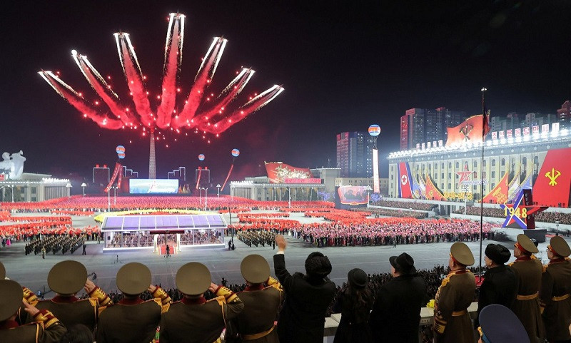 Chiến đấu cơ xả khói và thả pháo sáng khi bay qua lễ đài.