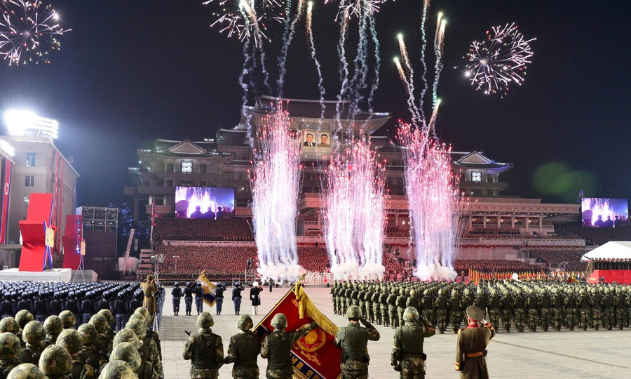 Lễ duyệt binh kỷ niệm 75 năm ngày thành lập quân đội tại quảng trường Kim Nhật Thành.