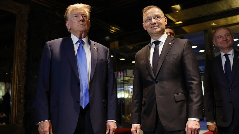 Cựu Tổng thống Mỹ Donald Trump gặp Tổng thống Ba Lan Andrzej Duda tại Tháp Trump ngày 17/4 tại Thành phố New York. (Ảnh: AFP)