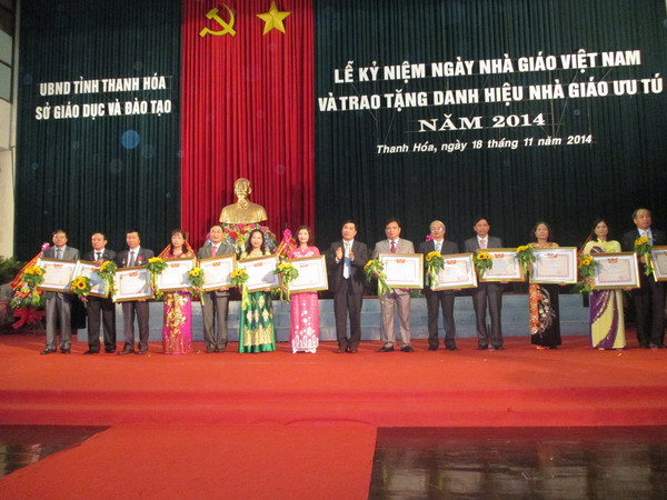 Phó Chủ tịch UBND tỉnh Phạm Đăng Quyền trao tặng danh hiệu nhà giáo ưu tú năm 2014 cho 13 nhà giáo.