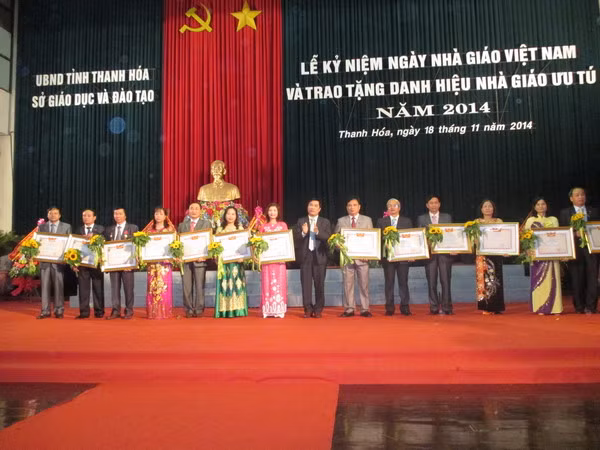 Phó Chủ tịch UBND tỉnh Phạm Đăng Quyền trao tặng danh hiệu nhà giáo ưu tú năm 2014 cho 13 nhà giáo. Phó Chủ tịch UBND tỉnh Phạm Đăng Quyền trao tặng danh hiệu nhà giáo ưu tú năm 2014 cho 13 nhà giáo.