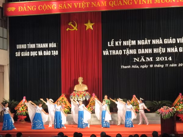 Chương trình văn nghệ chào mừng Lễ kỷ niệm ngày Nhà giáo Việt Nam 20/11 và trao tặng danh hiệu nhà giáo ưu tú năm 2014.