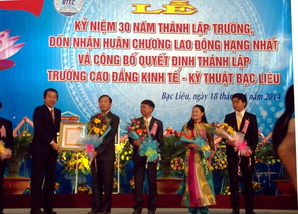 Nhà trường đón nhận Huân chương Lao động hạng Nhất 