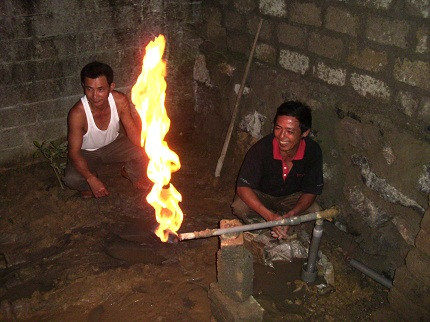 Người dân khoan giếng nước thu được khí đốt