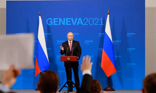 Tổng thống Nga Vladimir Putin họp báo tại thượng đỉnh Nga Mỹ ở Geneva.