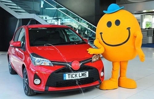 Chiếc Toyota Yaris cười ra nước mắt khi bị cù