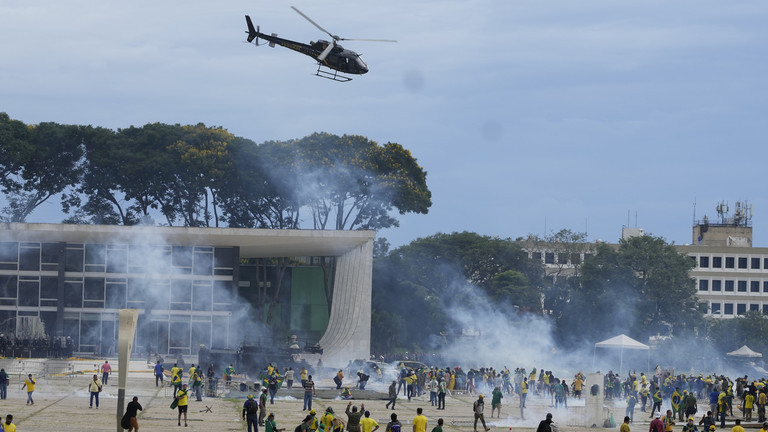 Những người ủng hộ cựu Tổng thống Brazil Jair Bolsonaro đụng độ với cảnh sát khi họ xông vào Cung điện Planalto ở Brasilia, Brazil, ngày 8/1/2023. (Ảnh: AP/Eraldo Peres)