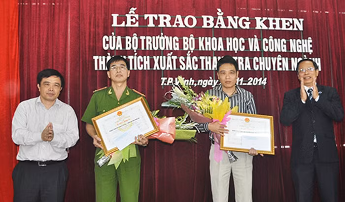 Lãnh đạo Bộ KHCN trao bằng khen cho những đơn vị có thành tích xuất sắc trong chuyên án