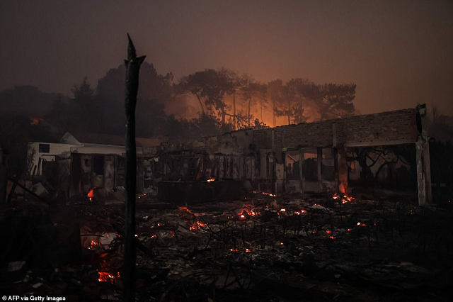 Một nhà hàng bị ngọn lửa thiêu rụi do cháy rừng lan rộng ở khu vực sát bãi biển Cazaux lac, gần La Teste-de-Buch, tây nam nước Pháp