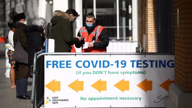 Xếp hàng xét nghiệm Covid-19 ở London, Anh.
