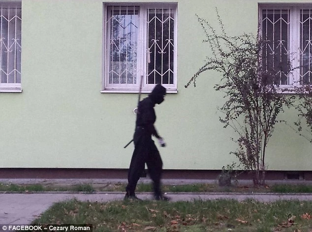 Ninja lang thang gây xôn xao dư luận Ba Lan