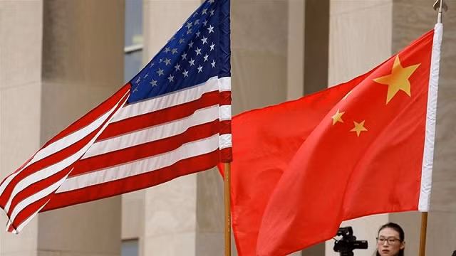 Quốc kỳ Mỹ và Trung Quốc.