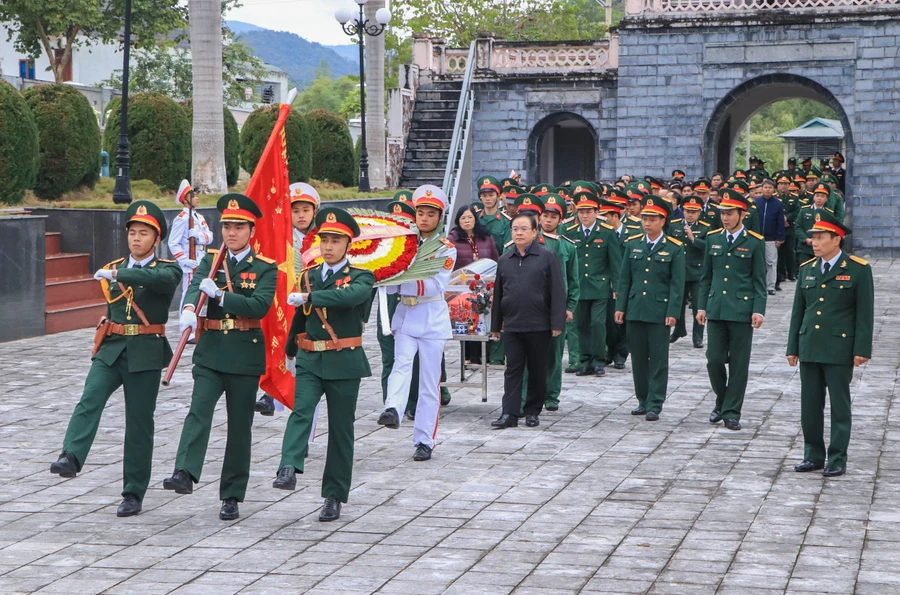 Truy điệu hài cốt liệt sĩ về Nghĩa trang Tông Khao, huyện Điện Biên.