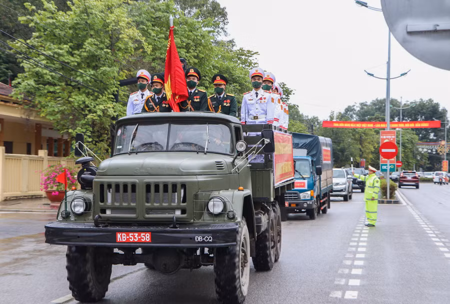 Hài cốt các liệt sĩ được đưa rước trang trọng từ tỉnh U Đôm Xay (Lào) về Điện Biên qua Cửa khẩu Quốc tế Tây Trang. Hài cốt các liệt sĩ được đưa rước trang trọng từ tỉnh U Đôm Xay (Lào) về Điện Biên qua Cửa khẩu Quốc tế Tây Trang.