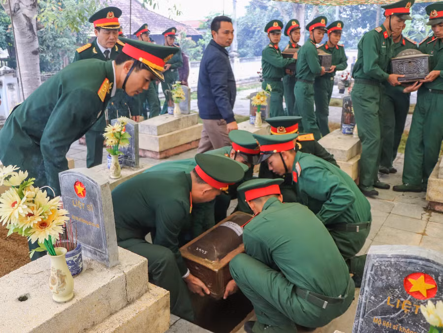 Hài cốt liệt sĩ chưa đủ yếu tố xác định danh tính được an táng tại Nghĩa trang liệt sĩ Tông Khao.