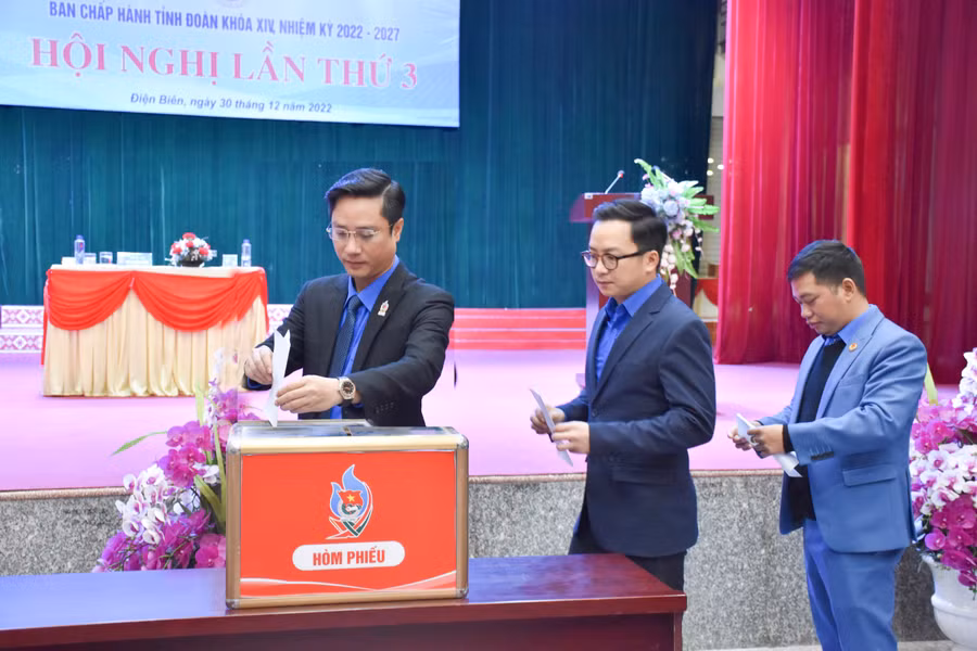 Các đại biểu bỏ phiếu bầu bổ sung Ủy viên Ủy ban Kiểm tra Tỉnh đoàn Điện Biên nhiệm kỳ 2022 – 2027.