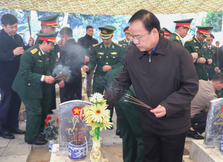 Lãnh đạo tỉnh Điện Biên thắp hương trên phần mộ liệt sĩ. Lãnh đạo tỉnh Điện Biên thắp hương trên phần mộ liệt sĩ.