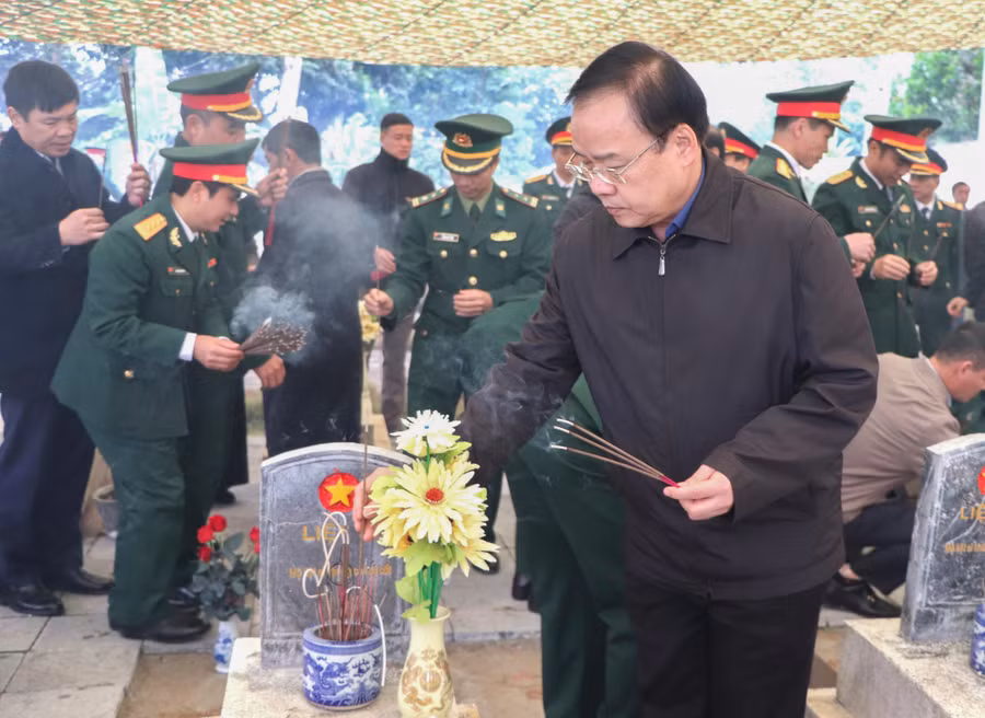 Lãnh đạo tỉnh Điện Biên thắp hương trên phần mộ liệt sĩ. Lãnh đạo tỉnh Điện Biên thắp hương trên phần mộ liệt sĩ.