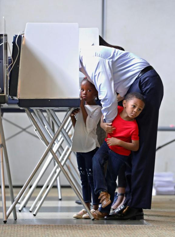 Ứng cử viên thống đốc của đảng Dân chủ Andrew Gillum cùng với các con tại điểm bỏ phiếu Ứng cử viên thống đốc của đảng Dân chủ Andrew Gillum cùng với các con tại điểm bỏ phiếu