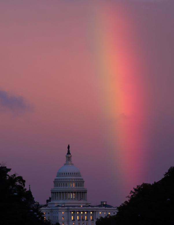 Một cầu vồng xuất hiện trên tòa nhà Capitol vào đúng ngày bầu cử giữa kỳ (6/11) tại Washington Một cầu vồng xuất hiện trên tòa nhà Capitol vào đúng ngày bầu cử giữa kỳ (6/11) tại Washington