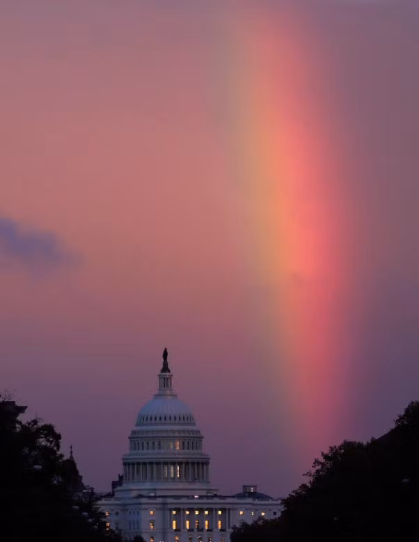Một cầu vồng xuất hiện trên tòa nhà Capitol vào đúng ngày bầu cử giữa kỳ (6/11) tại Washington
