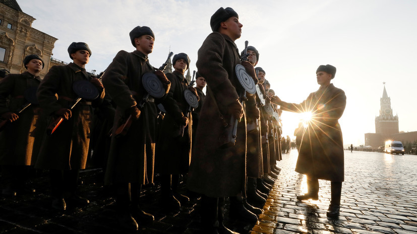 Có khoảng 5.000 người tham gia lễ duyệt binh