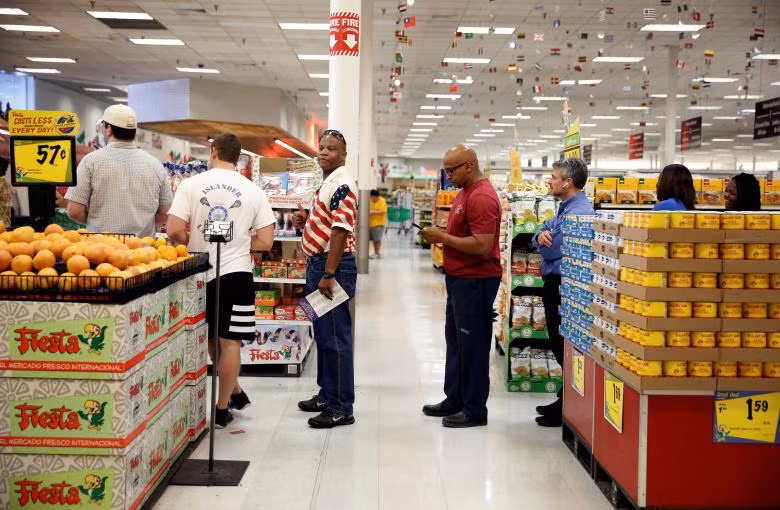 Người dân xếp hàng tại siêu thị ở Houston, Texas để bỏ phiếu