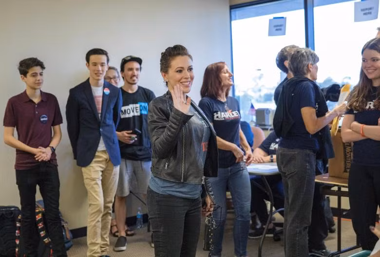 Diễn viên Alyssa Milano thăm hỏi những tình nguyện viên tại một văn phòng phục vụ bầu cử ở California
