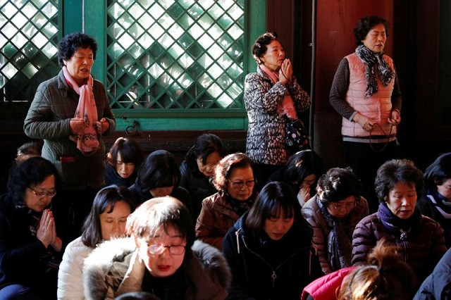 Các bậc phụ huynh có mặt tại một ngôi chùa ở Seoul cầu mong con mình thi tốt. Các bậc phụ huynh có mặt tại một ngôi chùa ở Seoul cầu mong con mình thi tốt.