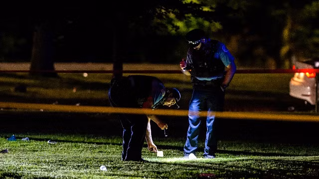 Cảnh sát kiểm tra hiện trường vụ xả súng