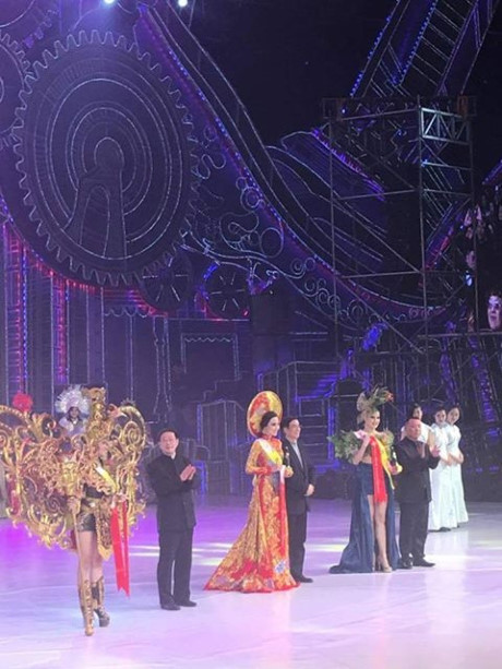 Hoàng Thu Thảo lọt Top10 và đạt giải Trang phục truyền thống đẹp nhất - Ảnh 2 Hoang Thu Thao lot Top10 va dat giai Trang phuc truyen thong dep nhat - Anh 2