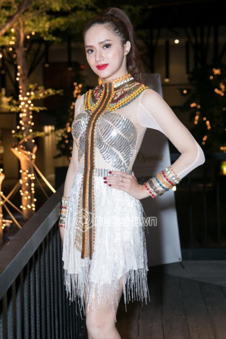 Angela Phương Trinh hóa nữ thần với đầm xuyên thấu - Ảnh 8 Angela Phuong Trinh hoa nu than voi dam xuyen thau - Anh 8