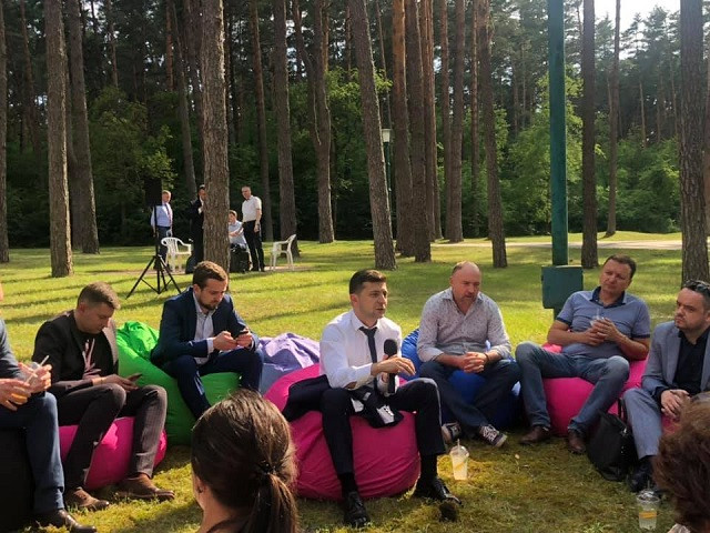 Tân TT Zelensky họp báo cùng với đội ngũ của mình Tân TT Zelensky họp báo cùng với đội ngũ của mình