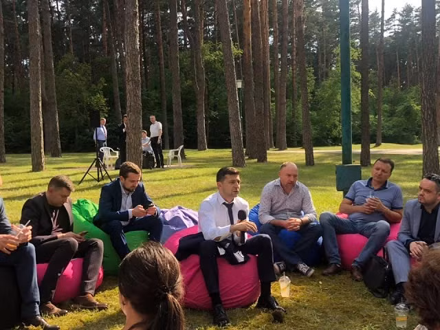 Tân TT Zelensky họp báo cùng với đội ngũ của mình