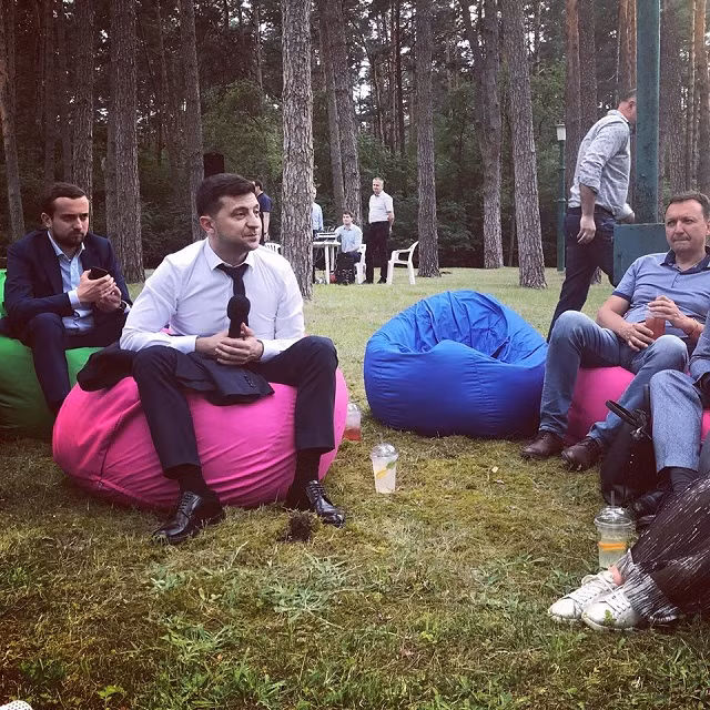 Tân TT Ukraine Zelensky có cuộc họp báo khác lạ ở… vùng đồng quê