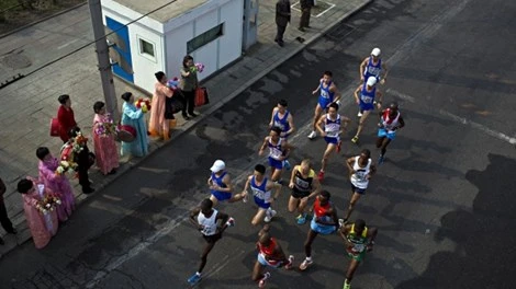 Người dân Triều Tiên cổ vũ cho các thí sinh tham dự cuộc thi marathon ở trung tâm Bình Nhưỡng (Ảnh: AP)