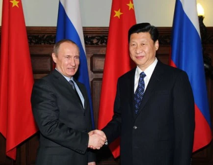 Tổng thống Nga Putin (trái) và Chủ tịch Trung Quốc Tập Cận Bình.