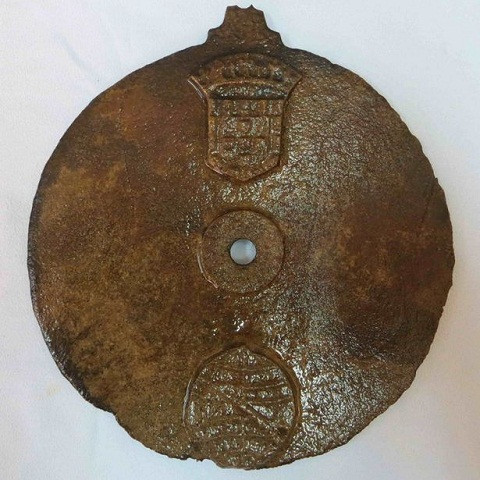 Chiếc đĩa kim loại được tìm thấy trong đống đổ nát của con tàu 500 tuổi