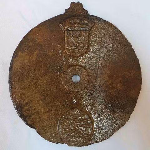 Chiếc đĩa kim loại được tìm thấy trong đống đổ nát của con tàu 500 tuổi