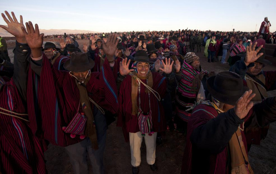 Những người thổ dân Aymara giơ tay đón những tia nắng đầu tiên trong nghi lễ đón năm mới tại thành phố cổ Tiwwanaku, Bolivia