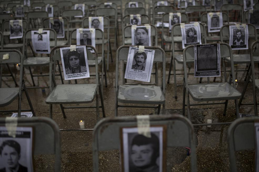 Một nghi lễ tưởng niệm những người mất tích trong cuộc xung đột năm 1980 ở thành phố Guatemala.