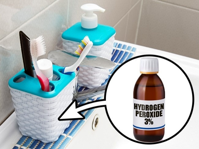 Để làm sạch những vệt đen ở đầu bàn chải răng, hãy đổ một chút dung dịch hydrogen peroxide vào ống đựng bàn chải.