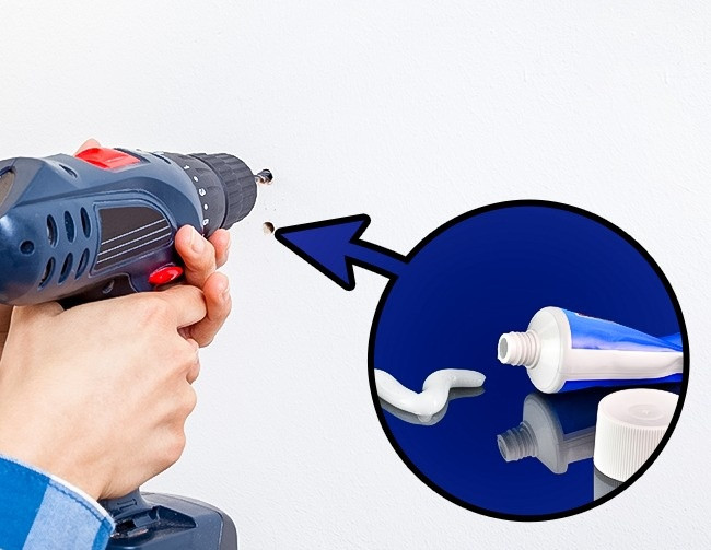 Những lỗ nhỏ trên tường trắng có thể được lấp lại bằng chút kem đánh răng