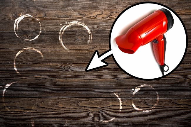 Những vệt trắng trên gỗ có thể được làm khô với máy sấy tóc rồi sau đó chúng sẽ biến mất sau khi được lau bằng dầu.