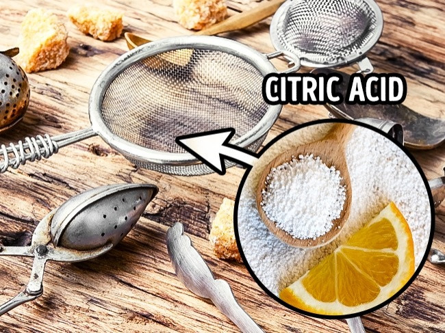 Để làm sạch những chiếc rổ lọc này, bạn chỉ cầm ngâm chúng với nước chanh trong khoảng một giờ trước khi rửa lại.