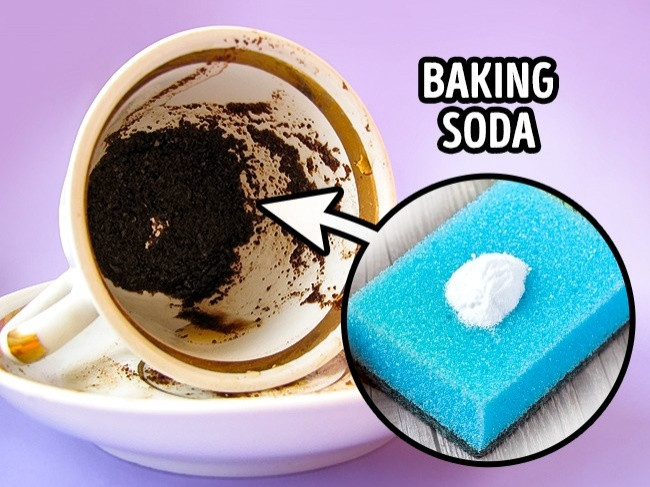 Vết trà và cà phê cứng đầu sẽ sạch ngay nếu bạn dùng baking soda để rửa