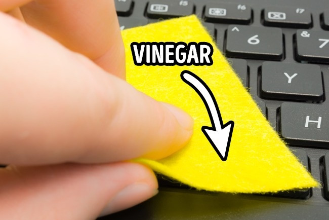 Bạn có thể làm sạch máy tính xách tay bằng tấm vải mềm và được làm ẩm bằng giấm.