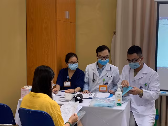 Tư vấn cho tình nguyện viên đầu tiên tiêm mũi 1 vaccine Covivac phòng COVID-19 của Việt Nam.
Ảnh: VGP/Hiền Minh.